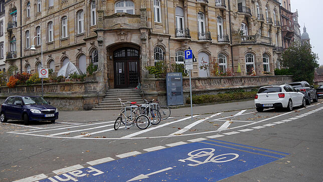 In dieser Kurve ist es passiert. Rechts die Seestraße, links die Conrad-Gröber-Straße.