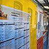 Ein Plakat weist an einer Anschlagtafel am Waldshuter Bahnhof auf den Notfallfahrplan der Deutschen Bahn hin.