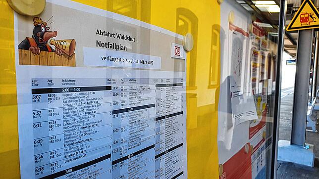 Ein Plakat weist an einer Anschlagtafel am Waldshuter Bahnhof auf den Notfallfahrplan der Deutschen Bahn hin.