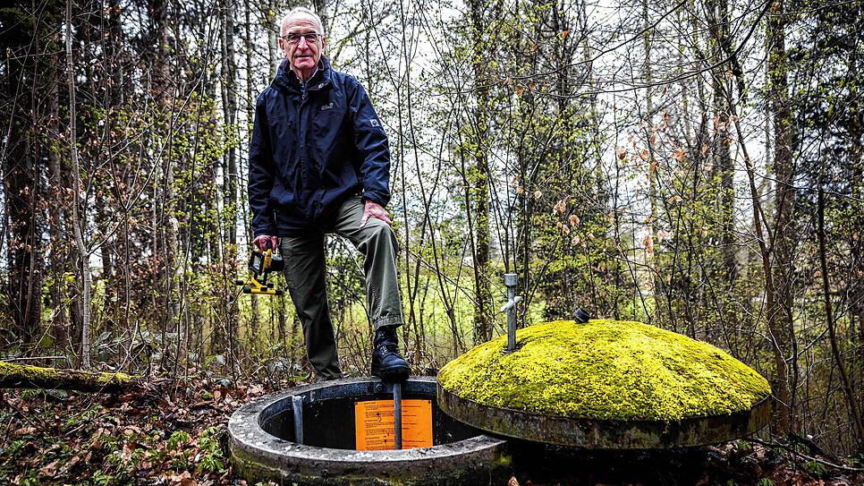 Einstieg im Wald: Urs Ehrbar, Oberst a.D. der Schweizer Armee, ist Vizechef des Verein Festungsgürtel Kreuzlingen und führt durch ...