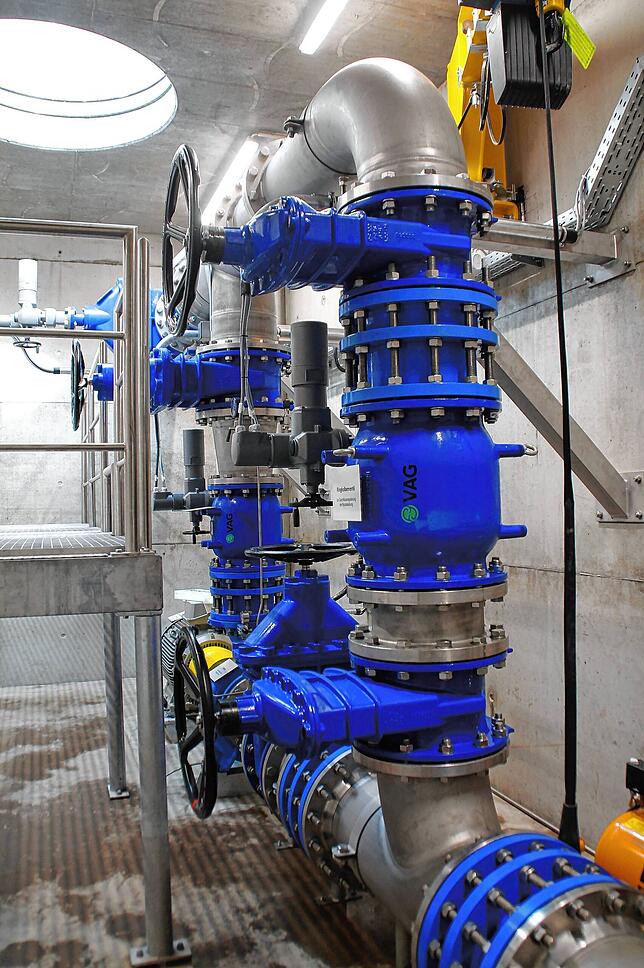 Im Inneren des Kraftwerks befinden sich Rohrsystem und Turbine, durch die 211 Liter Wasser in der Sekunde durchrauschen.