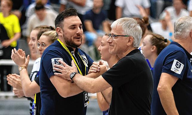Im Hinspiel musste SVA-Trainer Oliver Lebherz (rechts) seinem Steißlinger Kollegen Sascha Spoo zum Sieg gratulieren.