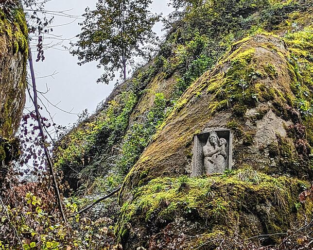 Das Marien-Relief an der Felswand am unteren Ende der Marienschlucht.