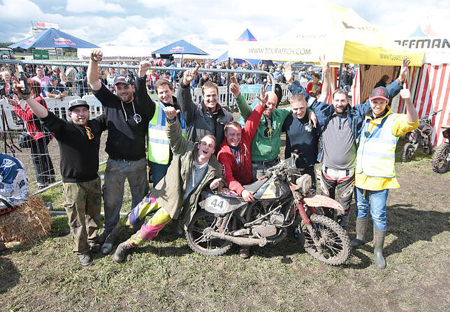 Auch wenn sie einen Motorrad-WM-Lauf gewonnen hätten, wäre ihre Freude nicht größer gewesen: Das Team „Provisorium“ aus Friedrichshafen ...
