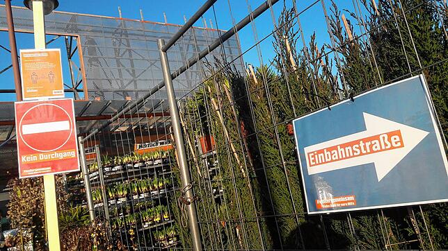 Einbahnstraße! Den Obi in Überlingen kann man nur noch von einer Seite betreten. Damit soll das Risiko einer Ansteckung mit dem ...