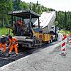Die hangseitige Fahrbahnhälfte der L&nbsp;170 im Bereich der Hangrutschungen wird neu asphaltiert. Während der Arbeiten musste die ...