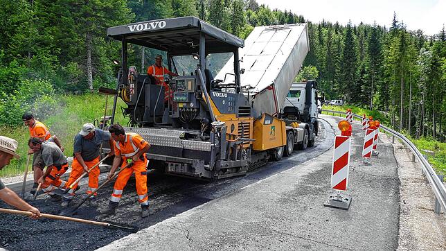 Die hangseitige Fahrbahnhälfte der L&nbsp;170 im Bereich der Hangrutschungen wird neu asphaltiert. Während der Arbeiten musste die ...