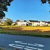 Auf diesem bisher landwirtschaftlich genutzten Gelände am Kanalweg in Mühlhofen wird das neue Kinderhaus Sonnenschein entstehen.