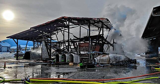 Bild 4: Bilder vom Großbrand eines Ökonomiegebäudes in Orsingen