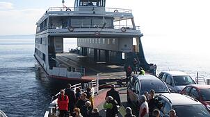 Die Fähre „Kreuzlingen“ wird einsatzbereit gemacht, eine Mannschaft aus der Freizeit zur Arbeit gerufen. Dann hilft das Schiff dabei, ...