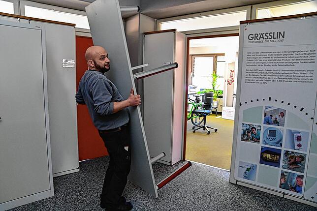 Klaus Aberle schleppt einen Bürotisch in den Flur. Neben Rathausmitarbeitern ist auch ein Umzugsunternehmen beauftragt, das Inventar an ...