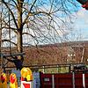 Bauarbeiter sind dabei, Wutach- und Kotbachbrücke zu sanieren und breite Brückenkappen für den Fortbau des Geh- und Radwegs zu installieren.