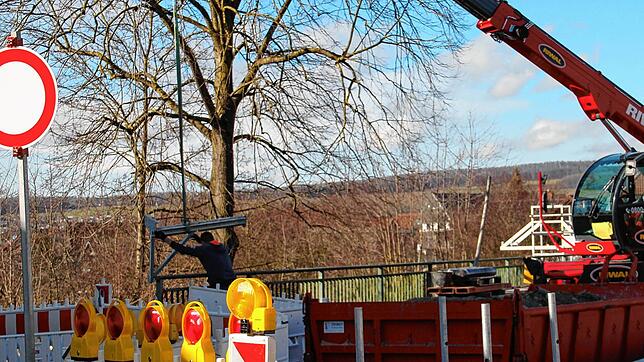 Bauarbeiter sind dabei, Wutach- und Kotbachbrücke zu sanieren und breite Brückenkappen für den Fortbau des Geh- und Radwegs zu installieren.