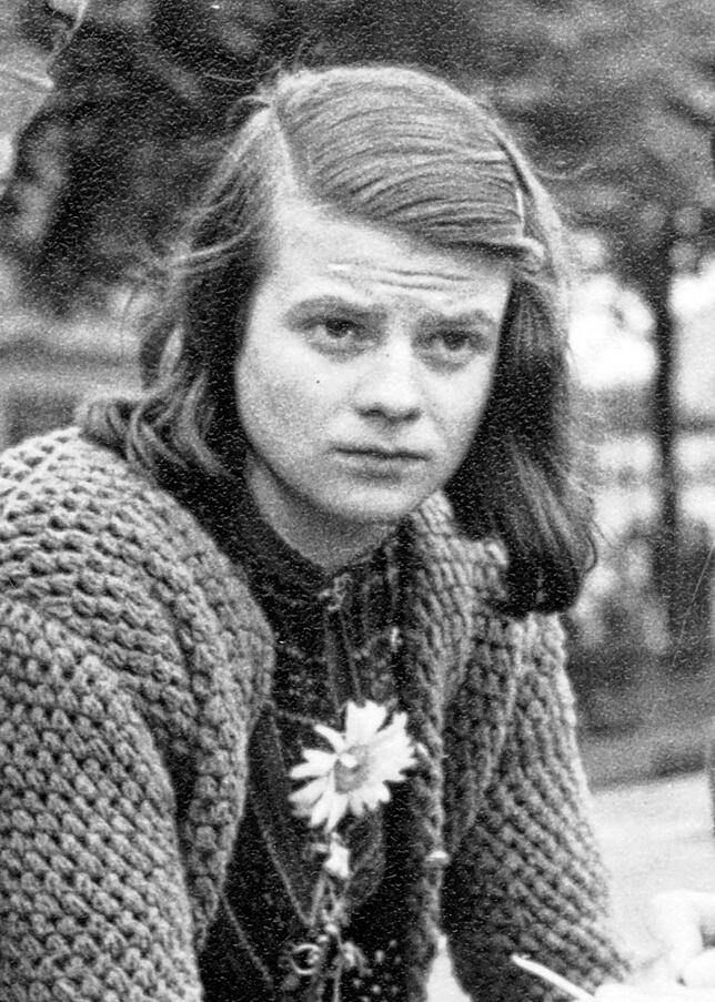 Ein Foto von ihrem Aufenthalt in Bad Dürrheim ist bis jetzt nicht bekannt. Hier ein Bild von Sophie Scholl wenige Monate später bei ...