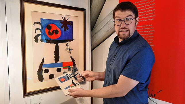 Die Folien, die Johannes Waldschütz in der Hand hält, zeigen die Druckschichten des Werks an der Wand. So können die Besucher ...