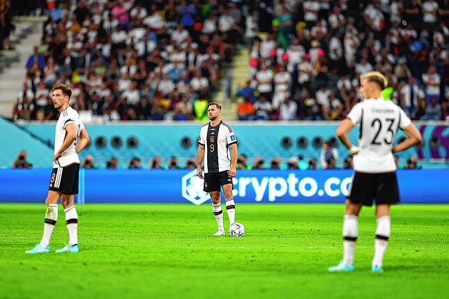 Leon Goretzka (l-r), Niclas Füllkrug und Nico Schlotterbeck auf dem Platz.