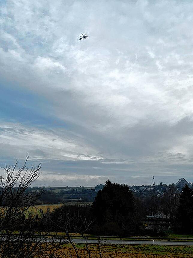 Der Suchhubschrauber ist um 11 Uhr über dem Angelseen vor Marbach.