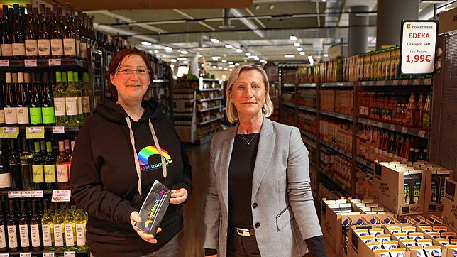 Katrin Zorn (links) und Sabine Seibl, Geschäftsführung des Edeka Baur, im Supermarkt während der stillen Stunde, während der unter ...
