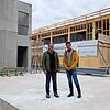 Die Inhaber der Firma BSS Baumann Sicherheitssysteme, Georg (links) und Daniel Baumann, vor dem neu entstehenden Firmenstandort in Engen.