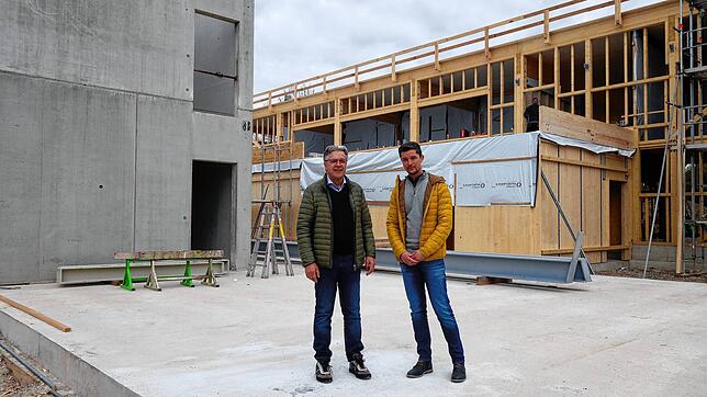 Die Inhaber der Firma BSS Baumann Sicherheitssysteme, Georg (links) und Daniel Baumann, vor dem neu entstehenden Firmenstandort in Engen.