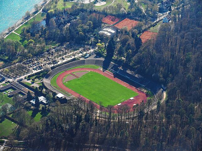 (Archivbild) Zwischen Wald und See: Das Bodensee-Stadion hat eine einmalige Lage. Auf begrenzter Breite werden die Ränge abgetragen, um ...