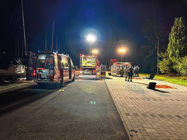 Rund 60 Einsatzkräfte waren am Sonntagabend am Westufer in Sipplingen im Einsatz. Zeugen hatten den Ölfilm gemeldet.