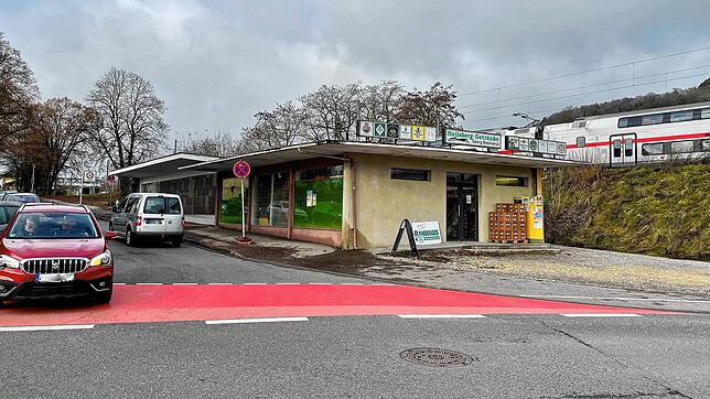 Oben auf dem Bahngleis rauscht der IC nach Zürich, unten fahren auf der J.-G.-Fahr-Straße Autos. Der Flachbau des Getränkehandels soll ...