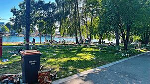 17.30 Uhr am Freitag, das Campus-Festival hat angefangen, zurück bleibt der Müll im Herosé-Park. Dort hatten tausende junge Menschen ...