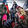 Flüchtlinge aus der Ukraine warten am Grenzübergang zu Polen. Das Land wird nicht alle Flüchtlinge alleine versorgen können, einige ...