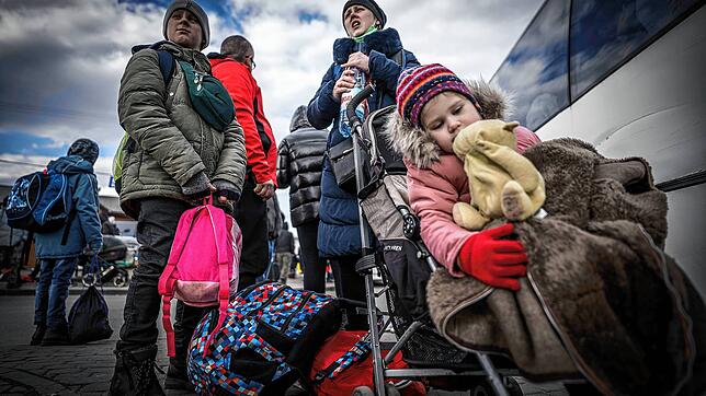 Flüchtlinge aus der Ukraine warten am Grenzübergang zu Polen. Das Land wird nicht alle Flüchtlinge alleine versorgen können, einige ...