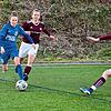 Mona Lohmann (links) am Ball für den Hegauer FV in der Oberliga.