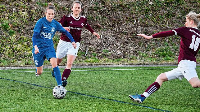 Mona Lohmann (links) am Ball für den Hegauer FV in der Oberliga.