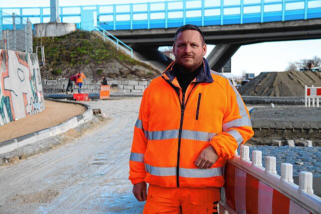 Kai Penkwitz ist der Polier auf der Baustelle. In seiner Rolle überwacht er die Ausführung der Bauarbeiten. Zuletzt konnte hier wegen ...