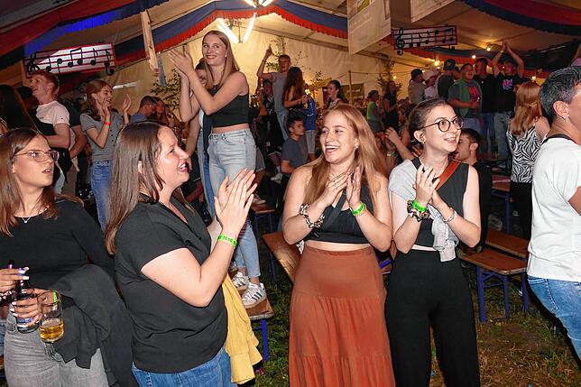 Bild 9: Die Frog-Party der Froschenkapelle Radolfzell mobilisiert die Massen auf dem Fürstenberg