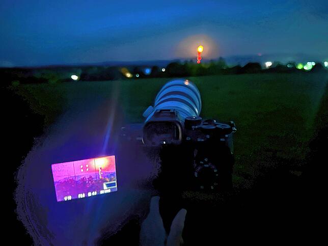 So entsteht das Foto: Kurz nach Sonnenuntergang steht die Kamera bereit, die Belichtung ist eingestellt, das Objektiv ist auf den ...
