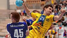 Die HSG Konstanz II (Luca Lebherz am Ball) und der TuS Steißlingen (links Niklas Bartels) sind weiterhin ganz weit oben in der Tabellen ...