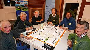 Mit dem Thema, wie die Landwirtschaft im Deggenhausertal in Zukunft aussehen soll, befassen sich (von links): Siegfried Kopp, Norbert ...