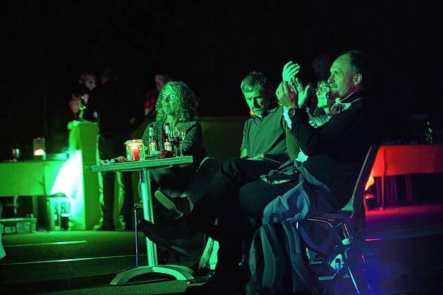 In gespenstisches Grün getaucht, applaudieren die Gäste beim Open-Air-Konzert auf dem Gelände der Alten Güterhalle am Bahnhof. Bilder: ...