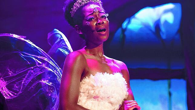 Isata Kamara spielt die Rolle der Traumfee im neuen Gloria-Musical &bdquo;Tommy Tailors Traumfabrik&ldquo;.