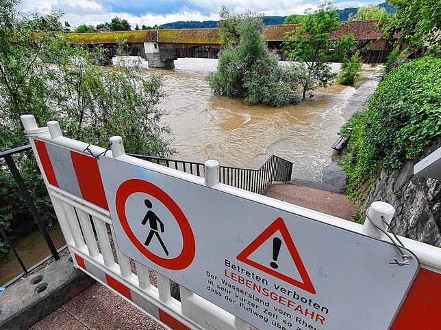 Fußwege am Hochrhein sind überschwemmt, wie hier bei der Holzbrücke in Bad Säckingen.