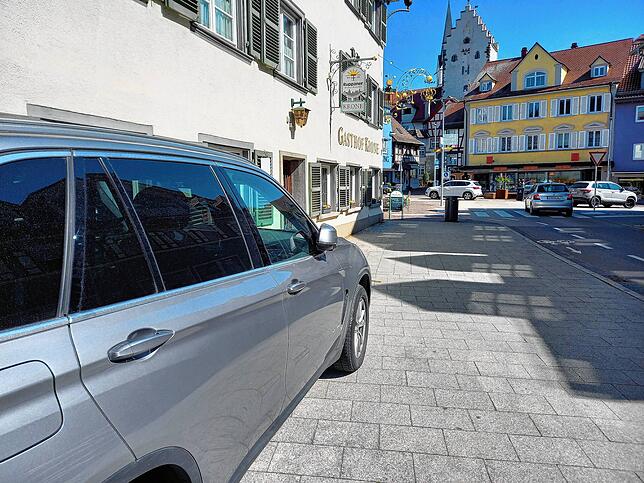 Auch auf den breiteren Buchten der Gehwege entlang der Hauptstraße wird häufig geparkt, wie hier am Gasthof Krone oder auf der anderen ...