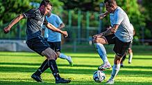 Nicht zu stoppen: Mit drei Treffern bewies Alexander Herbst (rechts) von der SG FC Wehr-Brennet &ndash; hier gegen den Bergalinger ...