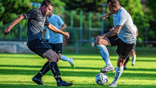 Nicht zu stoppen: Mit drei Treffern bewies Alexander Herbst (rechts) von der SG FC Wehr-Brennet &ndash; hier gegen den Bergalinger ...