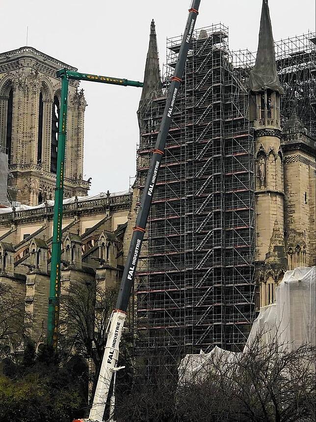 Beim Brand von Notre-Dame musste unter anderem das dort stehende Gerüst, das aufgrund der großen Hitze teilweise zusammengeschmolzen ...