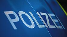 Das Wort Polizei ist auf der Karosserie eines Polizeifahrzeugs zu sehen. Hier ein Symbolbild.