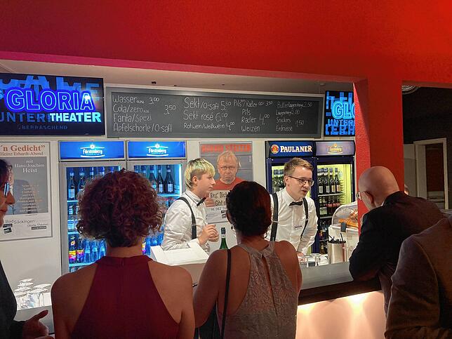 Bild 13: Gute Laune bei der Premiere des Musical-Karussells im Gloria-Theater