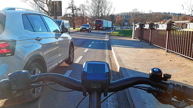 Ein Auto überholt einen Radfahrer ohne Sicherheitsabstand: Dieses Szenario vor Augen, lehnen manche Gemeinderäte die Schutzstreifen ab, ...