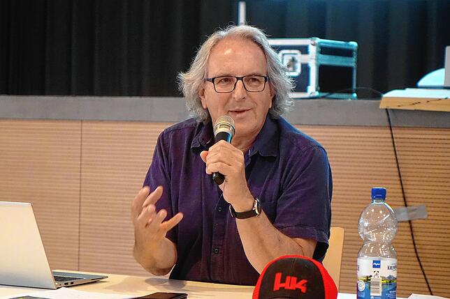 Wir müssen die Traube neu denken, sagt Kreisrat Reiner Marquart bei der Informationsveranstaltung, der zum Organisationsteam des ...