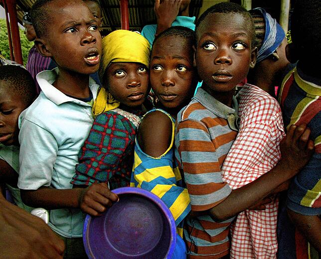 Kinder warten auf die Essensausgabe: 2003 war Carolyn Cole in einem Flüchtlingslager nahe Liberias Hauptstadt Monrovia.