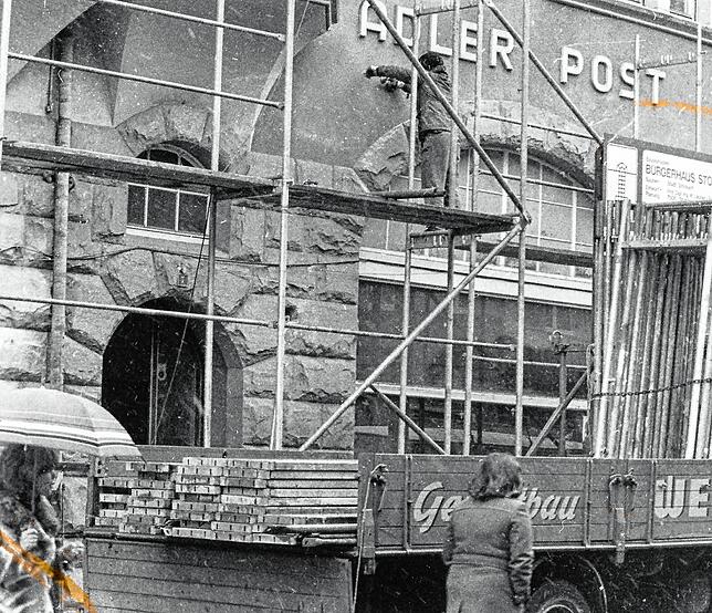Die Arbeiten laufen und die Gerüstbauer rücken an.